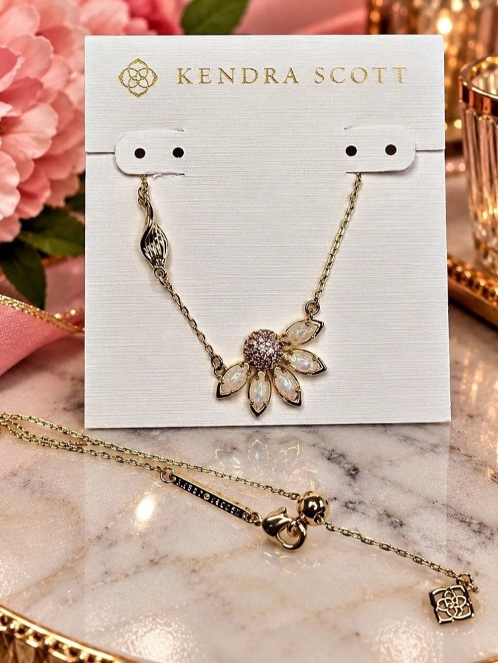🌸✨ Kendra Scott Gold-Tone Floral Pendant Necklace – Iridescent Petals & Sparklin